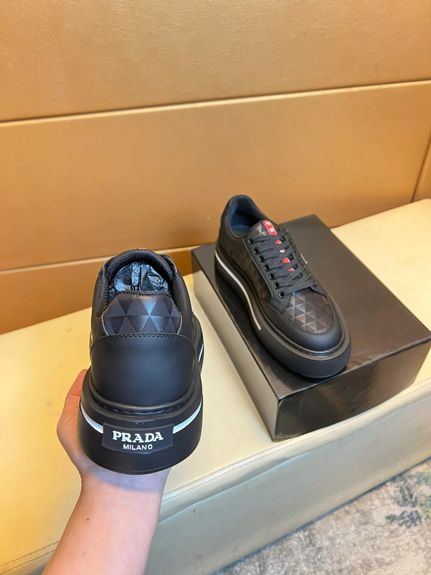 pp560💰👑👑《PRADA》【Classic Original Version】Prada: Top 🔝 Purchasing Agent 🔍🔍Sold at the latest men’s counter simultaneously, imported high-quality original version from Italy 🇮🇹: 🔝Brand silk calfskin·Shoe height, brand logo·Brand high mercerized canvas cloth·Tongue screen printing Brand logo: Prominent (high-end, extravagance, class), exquisite workmanship (imported Italian 🇮🇹 water-based mesh lining, 🐂cowhide feet), soles: original soles specially provided by the original factory, double-layer movable molding: transparent air cushion bottom, environmentally friendly, wear-resistant, ultra-light, comfortable, 🌲🌲🌲, real-life photos 🎬The real ones are more beautiful Wide code number 38-44 (45 46 customized)